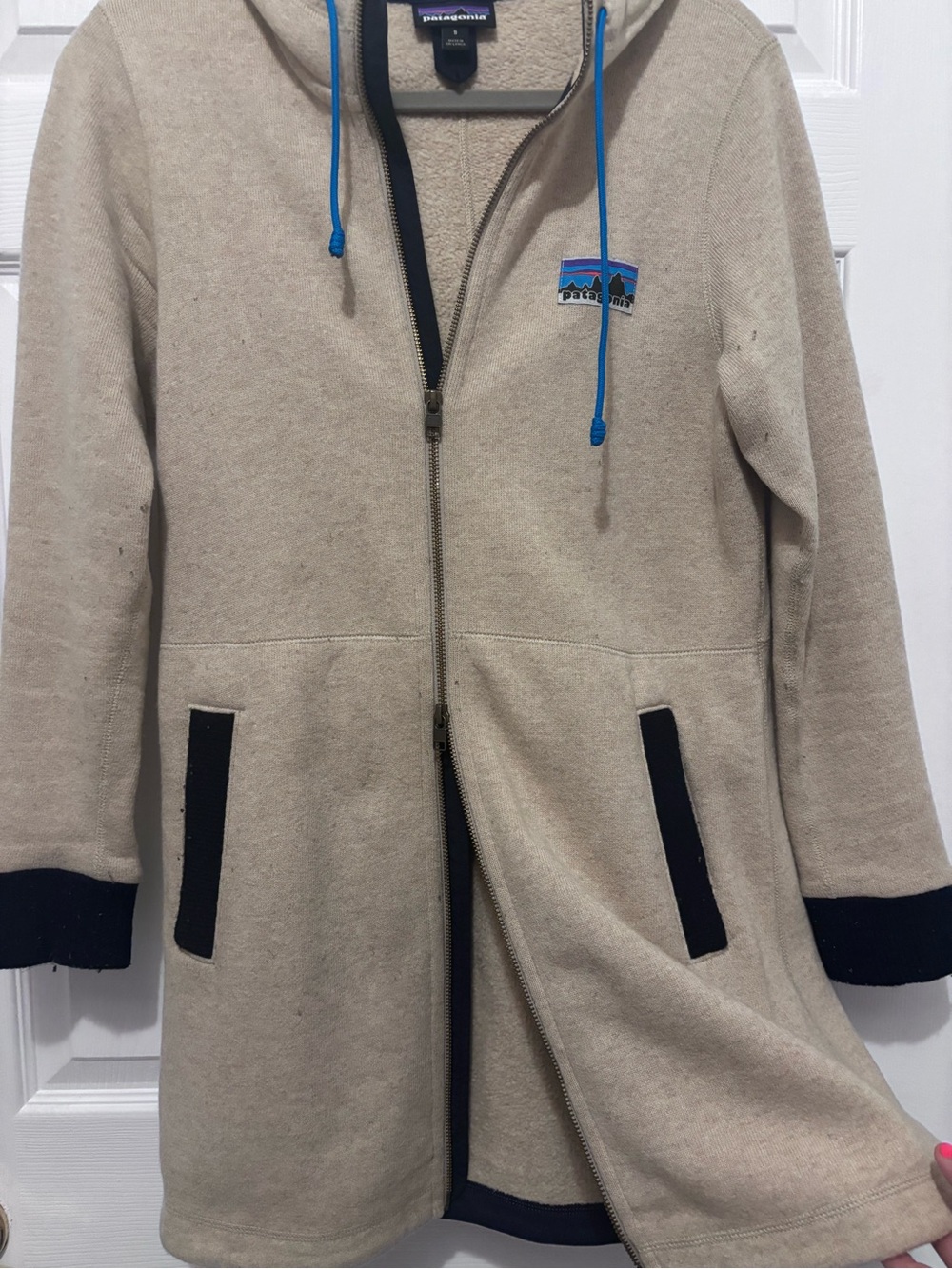 Patagonia Beige Hooded Zip Jacket with Blue Accents - Picture 3 of 11